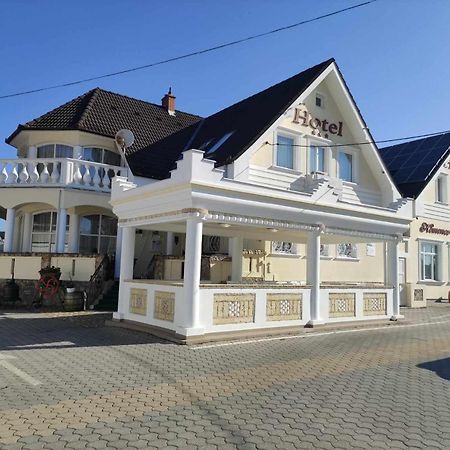 Kemence Csarda Es Szalloda Mestecǎneşti Exterior foto
