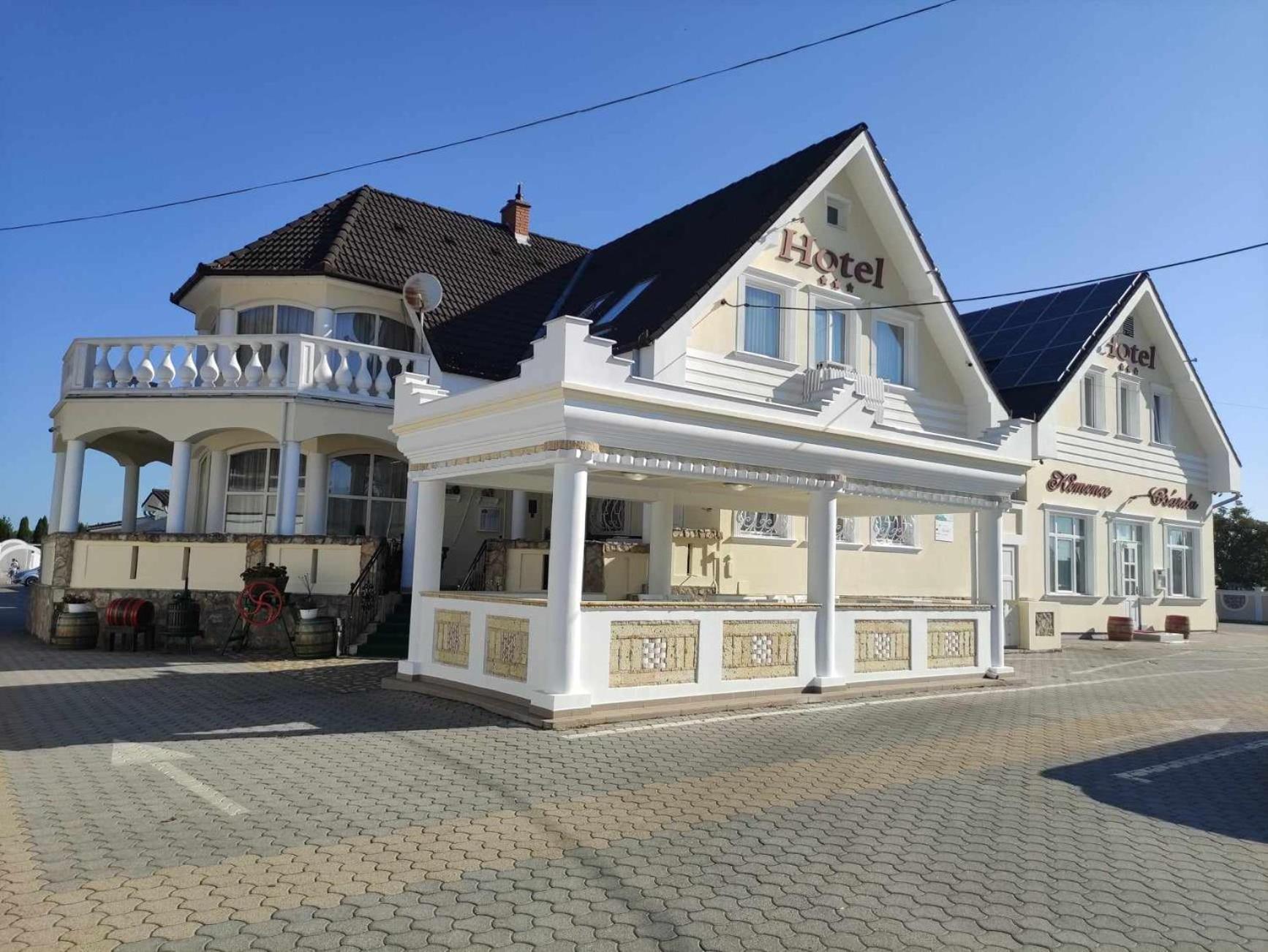 Kemence Csarda Es Szalloda Mestecǎneşti Exterior foto