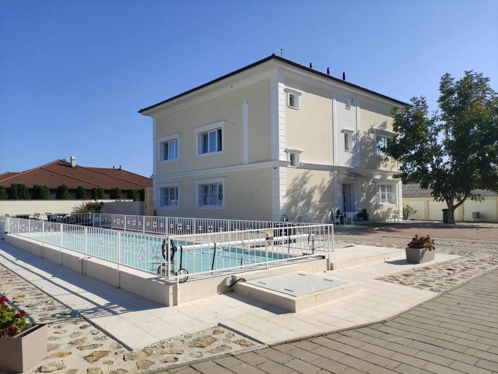 Kemence Csarda Es Szalloda Mestecǎneşti Exterior foto