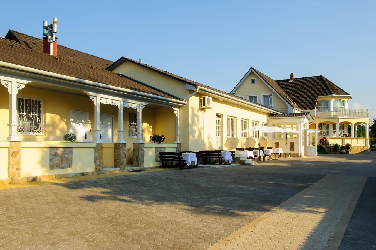 Kemence Csarda Es Szalloda Mestecǎneşti Exterior foto