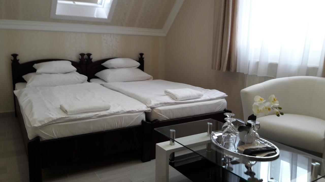Kemence Csarda Es Szalloda Mestecǎneşti Exterior foto