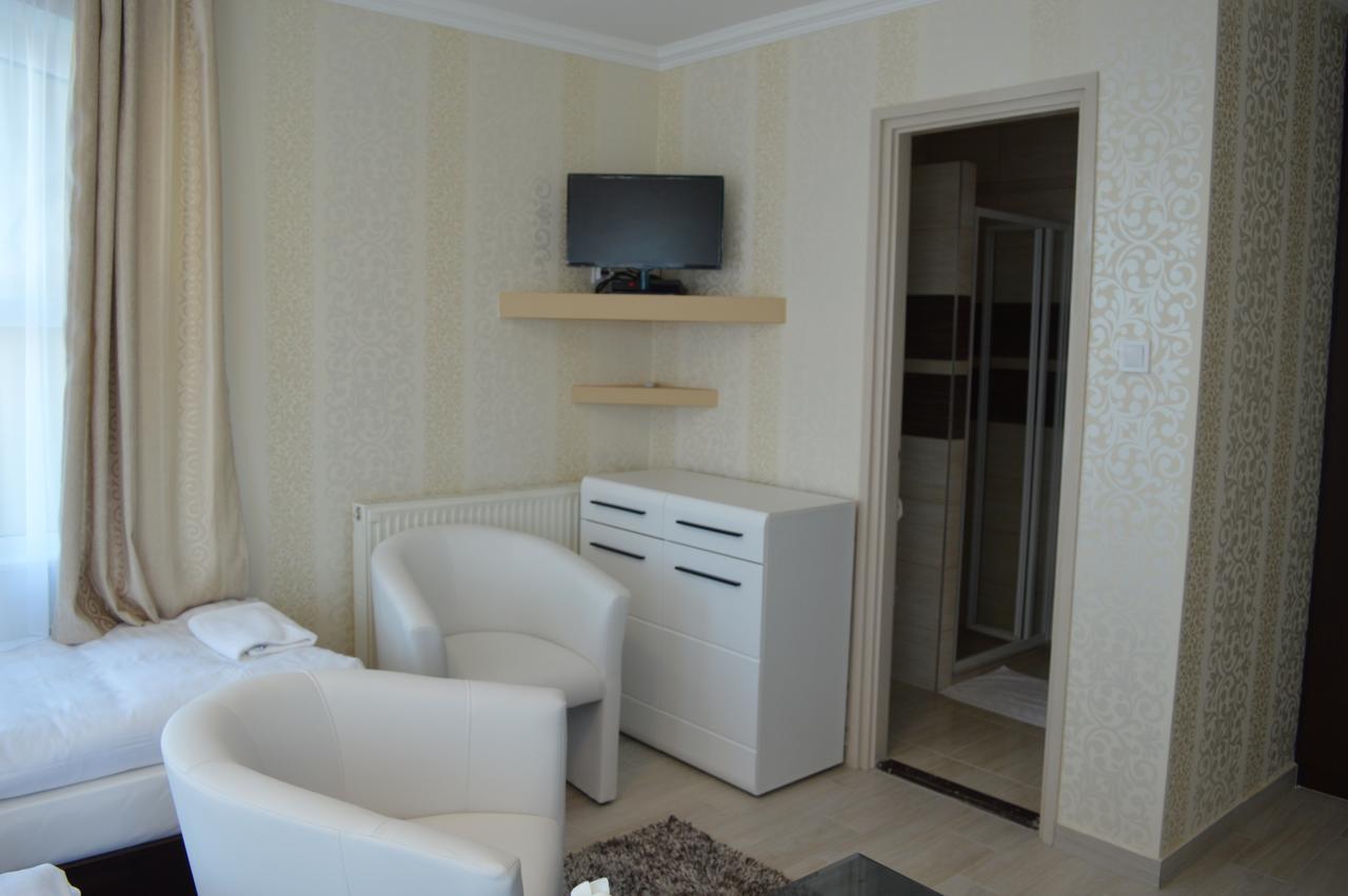 Kemence Csarda Es Szalloda Mestecǎneşti Exterior foto